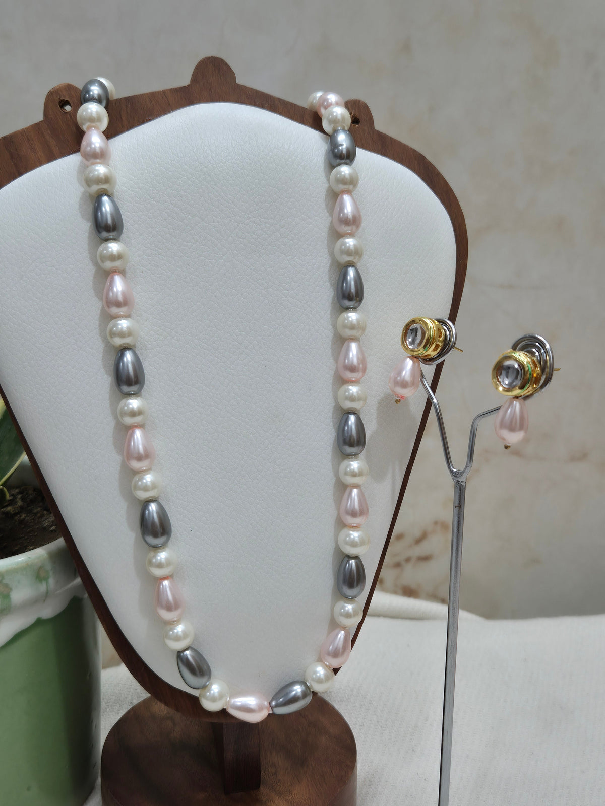 Grey Pink White Pearl Necklace With Golden Metal Earrings - view 2
