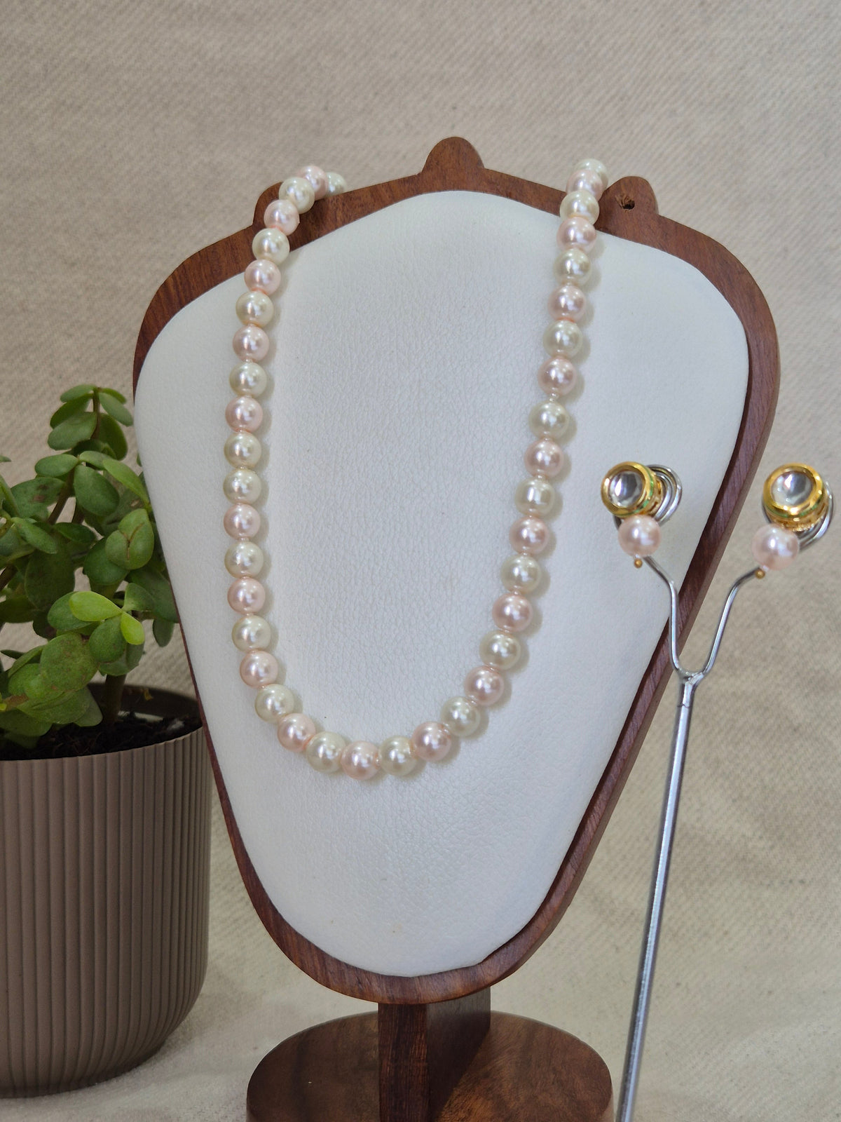Pink And White Pearl Combination Necklace With Metal Earrings - view 2